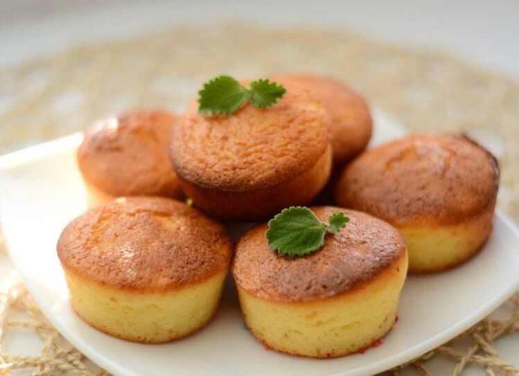 Hüttenkäse-Pfannkuchen sind ein beliebtes Gericht auf der Sechs-Blütenblatt-Diät-Milch-des-Tages-Menüs. 