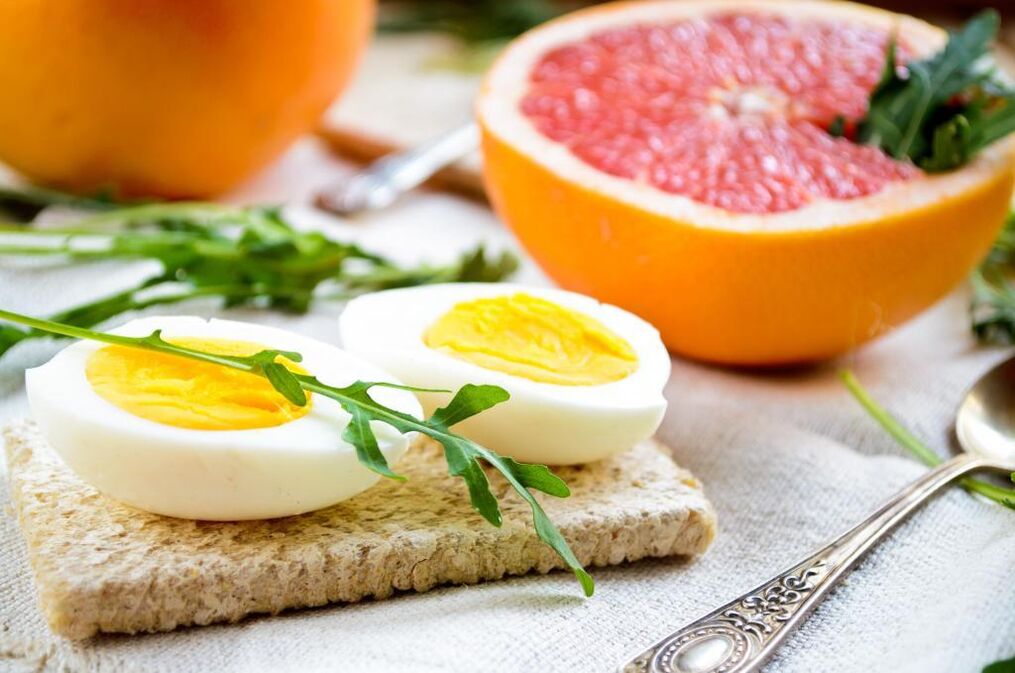 Eier und Grapefruit für die Ernährung Mai