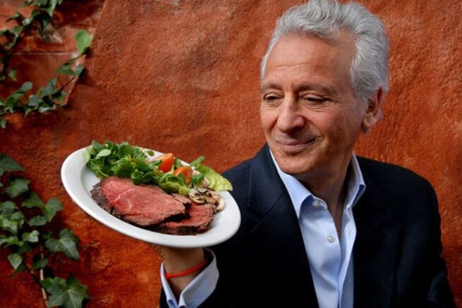 Pierre Ducan mit einem Teller Fleisch und Gemüse