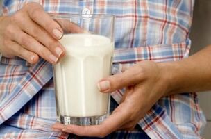 Ein Mädchen nimmt mit Kefir ab