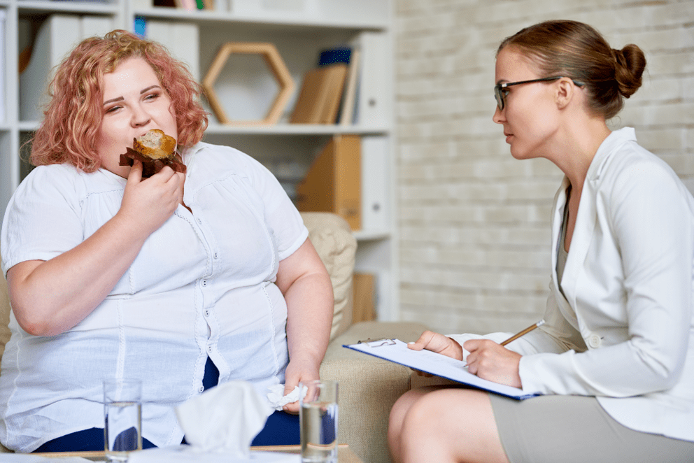 Übergewichtige Frau bei einem Termin bei einem Spezialisten