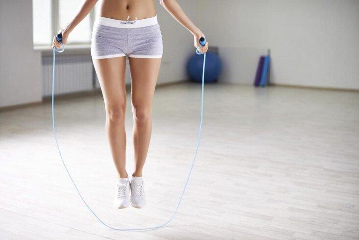 Übungen mit dem Seil, um Gewicht in den Hüften und im Bauch zu verlieren