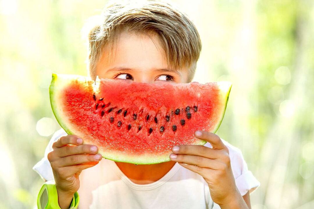 das Kind isst Wassermelone